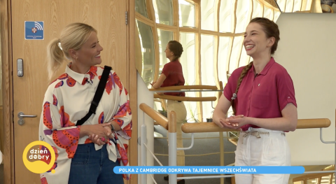 KICC researcher Joanna Piotrowska pictured showing Dzień Dobry TVN reporter Anna Senkara around the Kavli Institute. Joanna Piotrowska and Anna Senkara