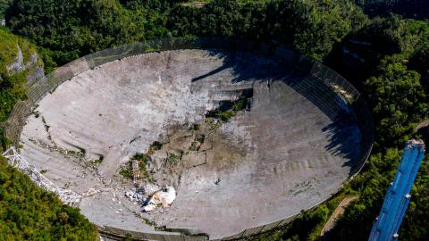 Arecibo radio telescope collapses